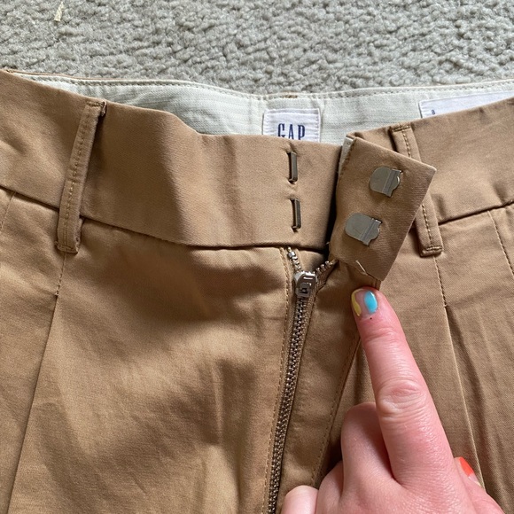 GAP High-Rise Pleated Khaki Shorts in Light Brown - Picture 3 of 7